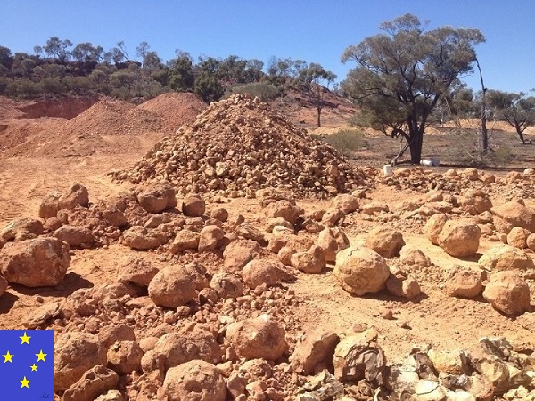 TAKIが2010年代に採掘・選別経験を積んだQueensland州ボルダーオパール鉱山 掘削された地面と岩石が散乱する現場